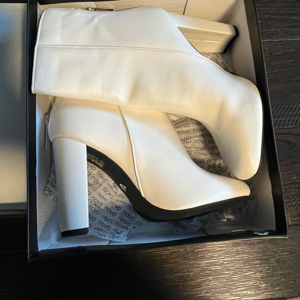 Novo white zippered boots